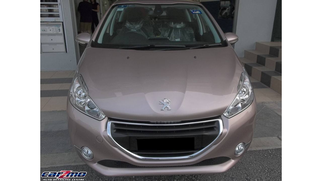 PEUGEOT 208 01